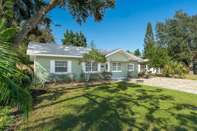 single story home with a front yard