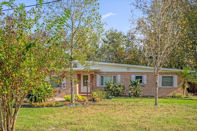 view of front of property featuring a front lawn