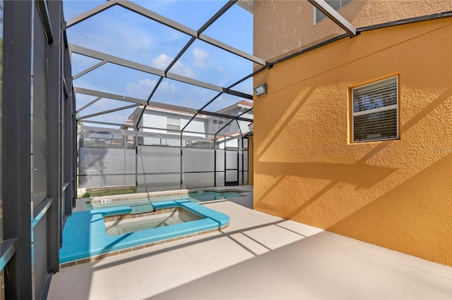 view of pool with an in ground hot tub, a patio area, and a lanai