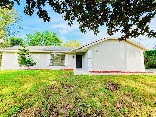 ranch-style house featuring a front yard