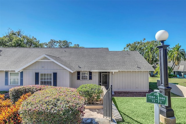 single story home with a front lawn