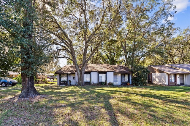 single story home with a front yard