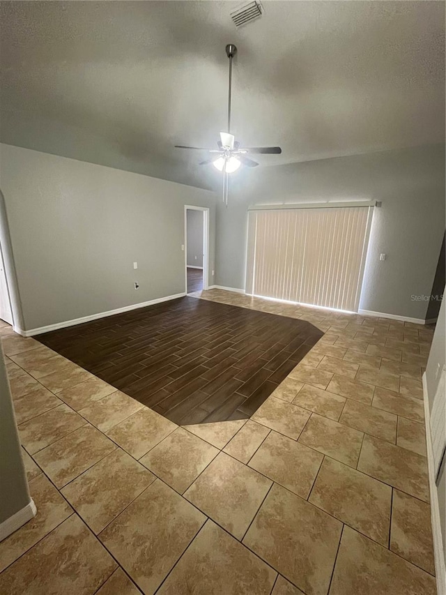 unfurnished room featuring a textured ceiling, light wood-type flooring, and ceiling fan