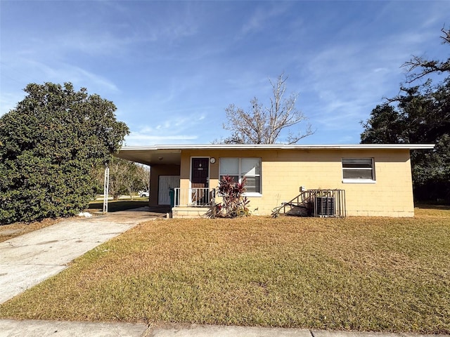 view of front of house featuring a front lawn and a carport