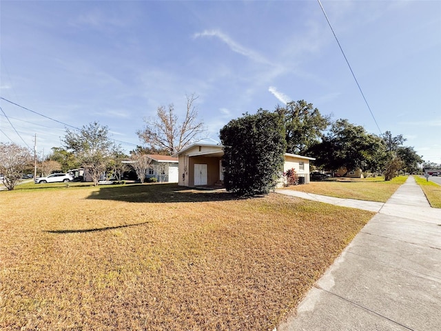 view of front of home featuring a front lawn