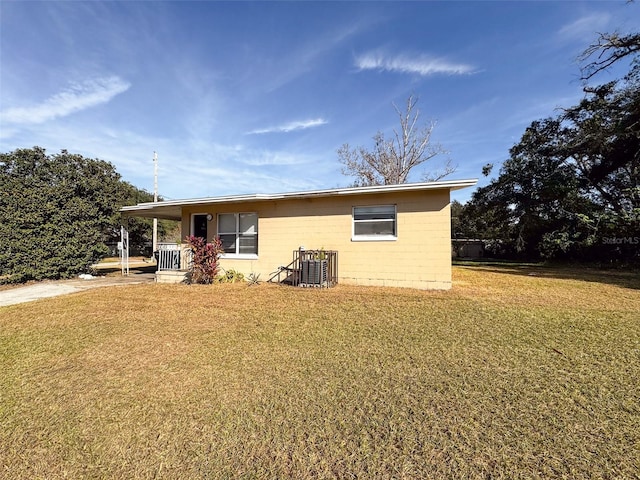 view of front facade with covered porch and a front yard