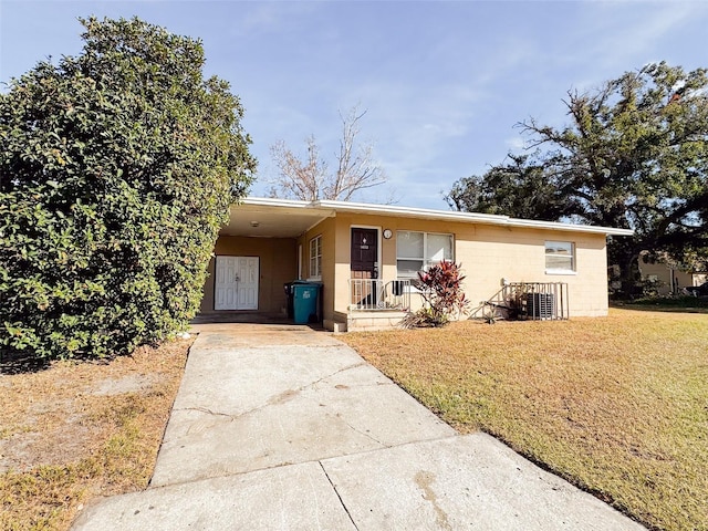 view of front of house featuring a front lawn and a carport