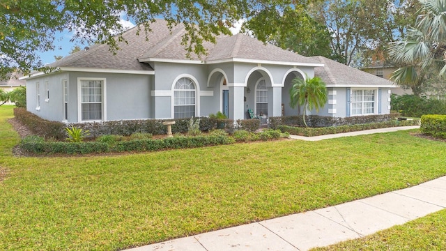 view of front of property featuring a front lawn