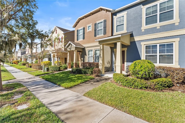 multi unit property featuring a front yard