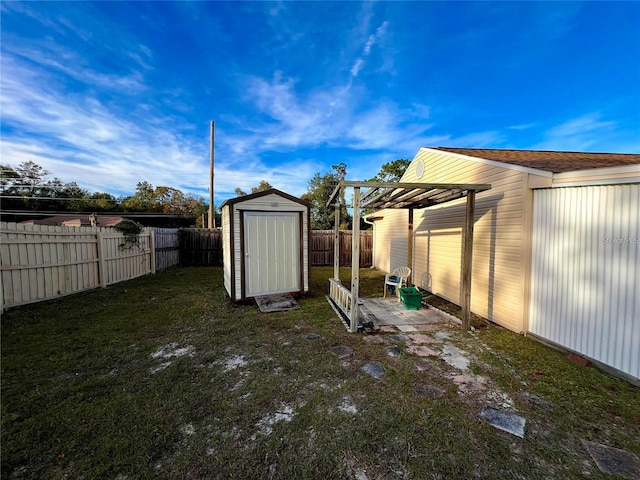 view of yard with a shed