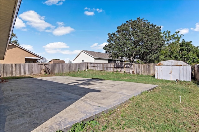 view of yard featuring a patio area