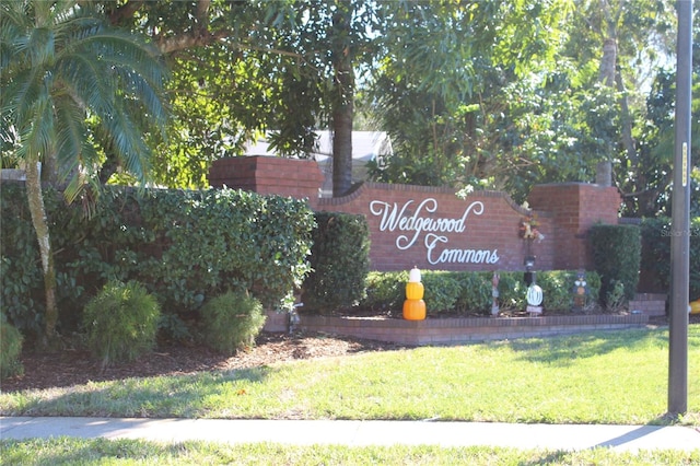 community / neighborhood sign featuring a lawn