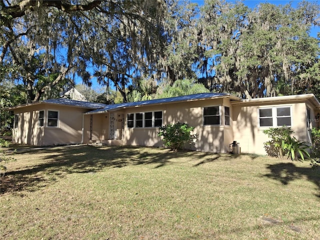 view of front of home with a front lawn