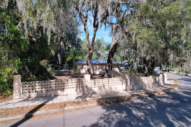 view of front of home featuring a fenced front yard