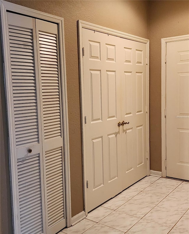 7135 Yacht Basin Ave Unit 237, Orlando, FL 32835 - corridor featuring a textured wall