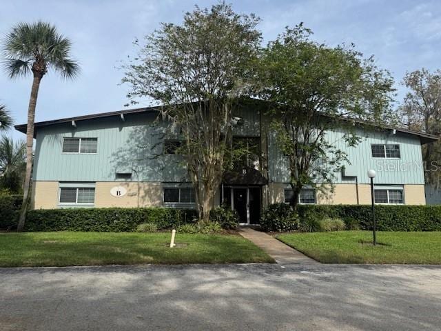 view of front of property featuring a front yard