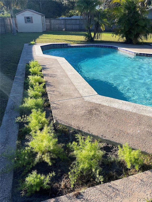 view of swimming pool featuring a lawn