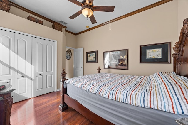 bedroom with a closet, ceiling fan, hardwood / wood-style floors, and crown molding