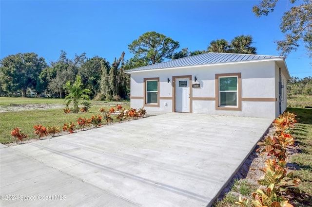 view of front of house featuring a front yard