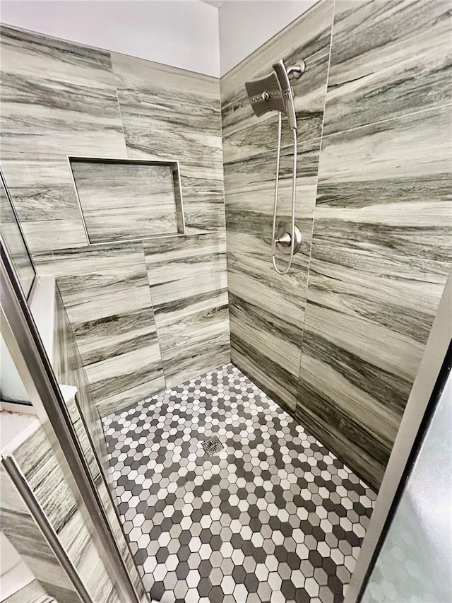 bathroom featuring tiled shower