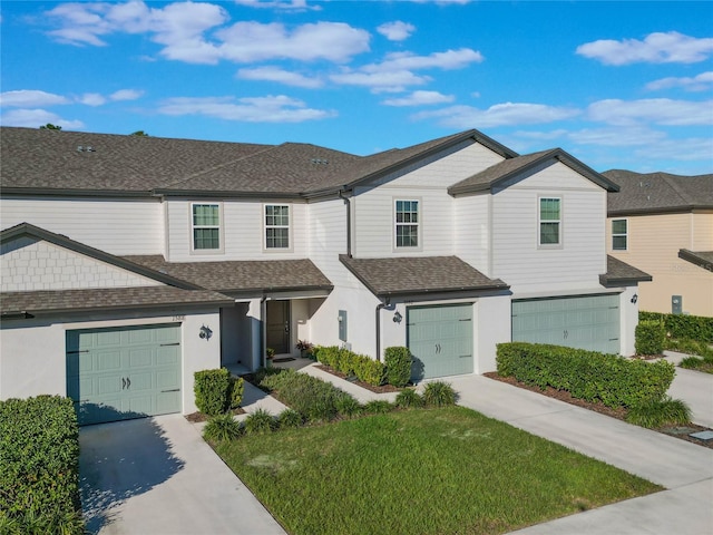 townhome / multi-family property featuring a front yard