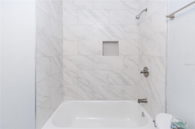 bathroom featuring tiled shower / bath