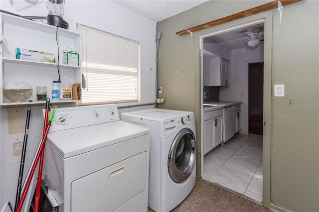 washroom featuring washer and clothes dryer and ceiling fan