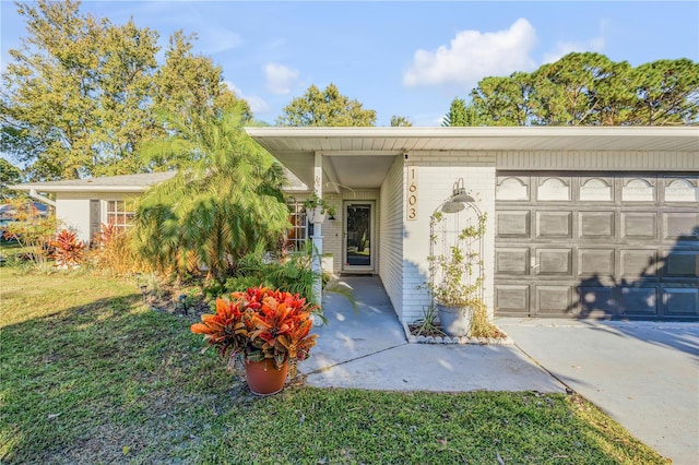 view of front of home with a front lawn and a garage