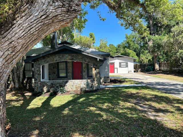 view of front of house featuring a front lawn