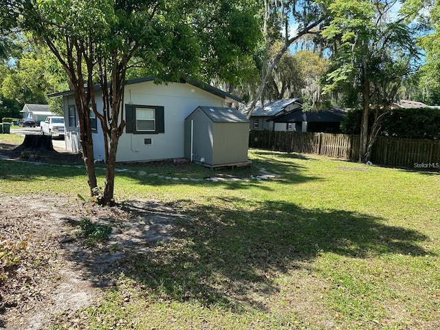 view of yard featuring a storage unit