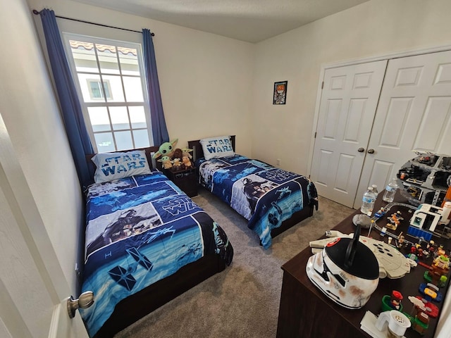 bedroom featuring carpet flooring and a closet