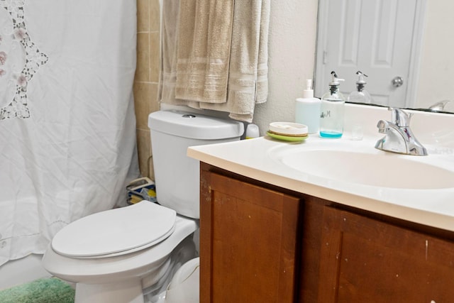 bathroom with a shower with shower curtain, vanity, and toilet