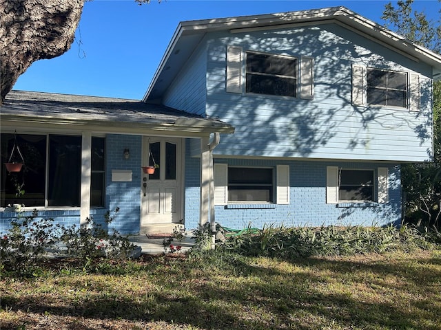 view of front of property with a front yard