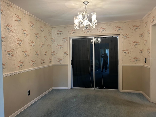 carpeted empty room with a notable chandelier and ornamental molding