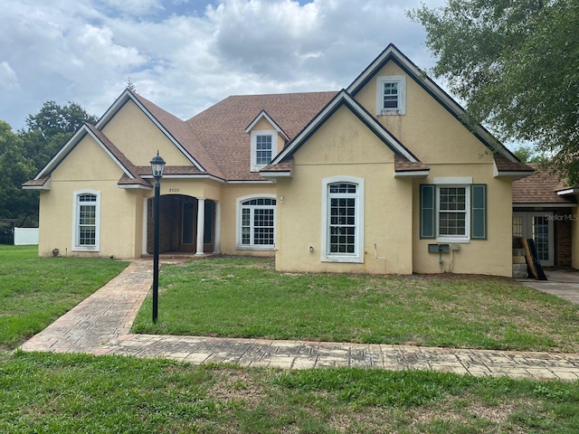 view of front of home featuring a front yard