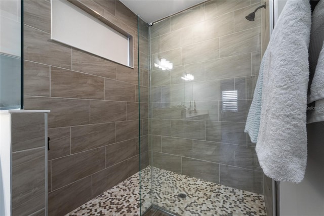 bathroom featuring a tile shower