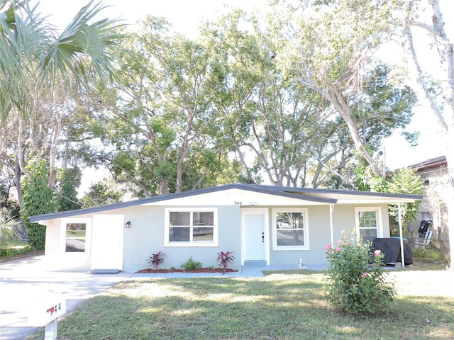 single story home featuring a front lawn