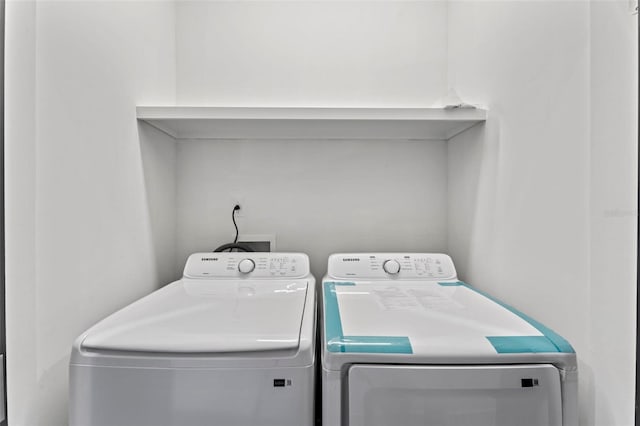 washroom featuring washing machine and clothes dryer