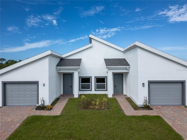 view of front of property featuring a front yard and a garage