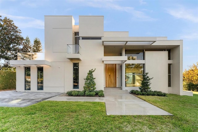 modern home featuring a front lawn