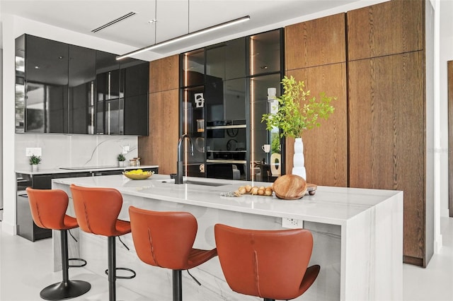 bar featuring visible vents, a sink, and backsplash