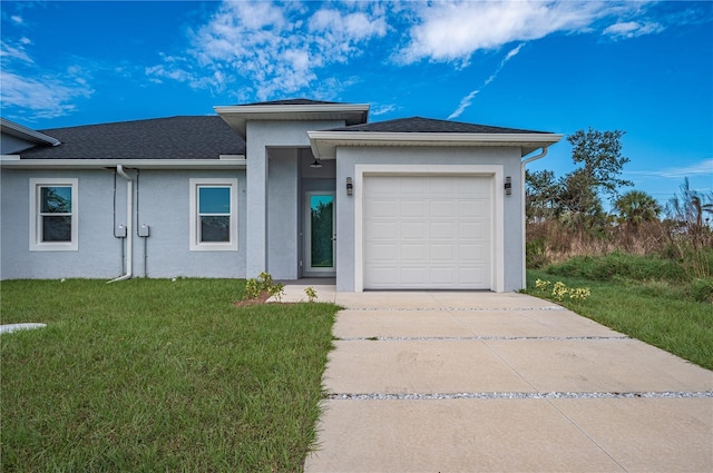 view of front facade featuring a front lawn and a garage