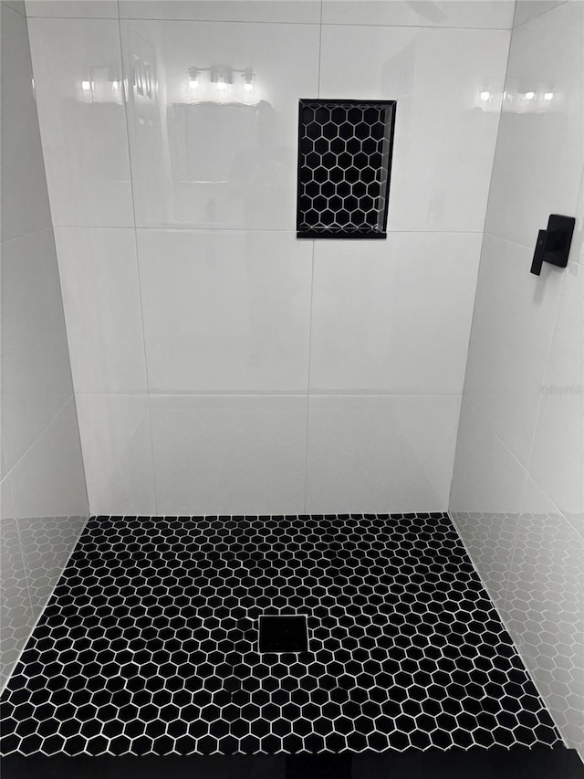 bathroom featuring tiled shower