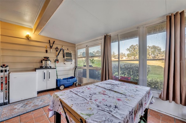 sunroom with vaulted ceiling