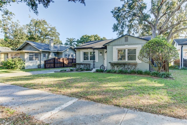 single story home with a front lawn