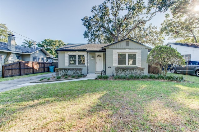 view of front of home featuring a front yard