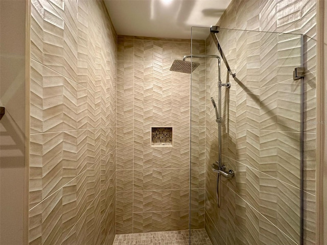 bathroom featuring tiled shower