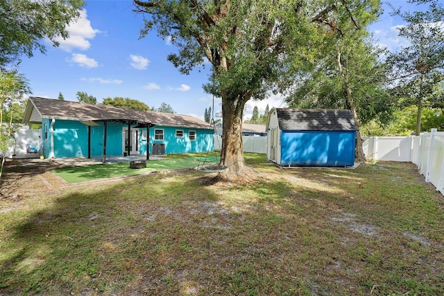 view of yard featuring a storage shed