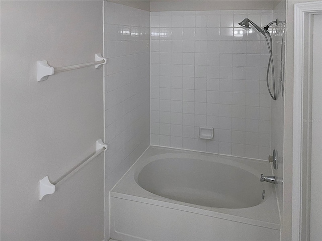 bathroom with tiled shower / bath combo