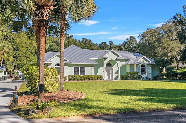 view of front of home featuring a front yard